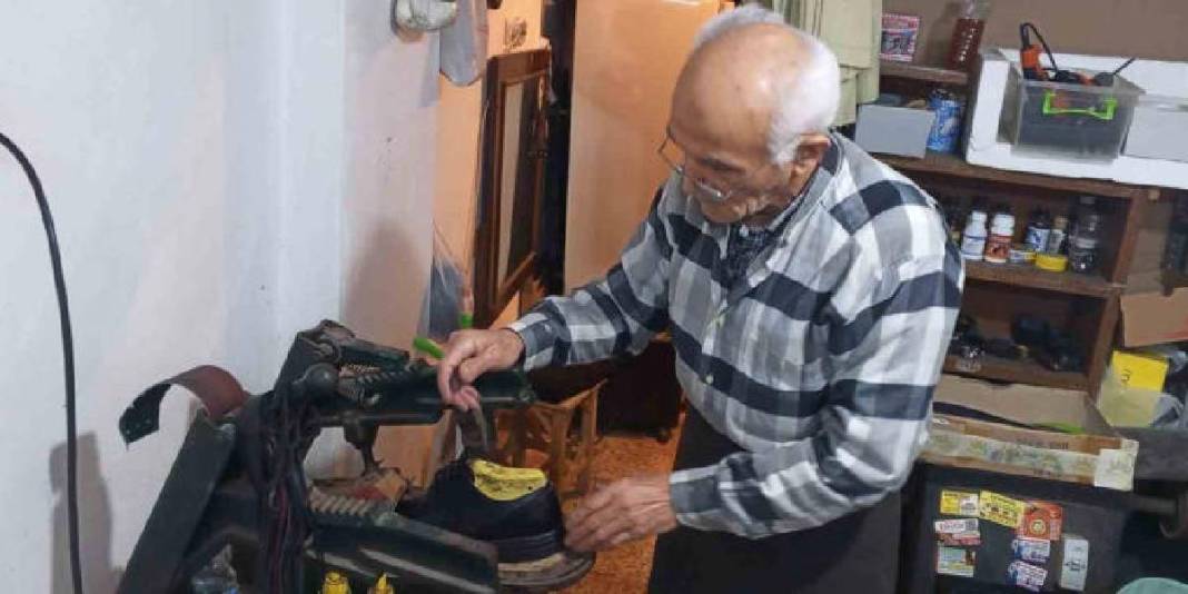 ‘Sadece dikmiyor, hatıraları yaşatıyoruz’ diyor! 76 yaşında teknolojiye kafa tutuyor: Mesleğinin unutulmasından korkuyor 4